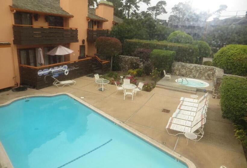 هتل The Monarch Resort