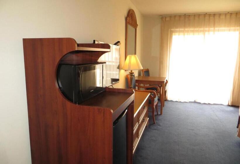 هتل The Monarch Resort
