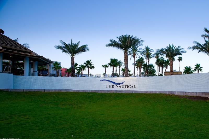 هتل The Nautical Beachfront Resort