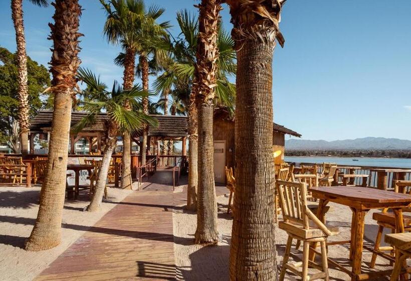هتل The Nautical Beachfront Resort
