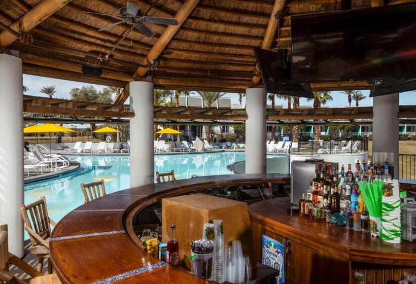 هتل The Nautical Beachfront Resort