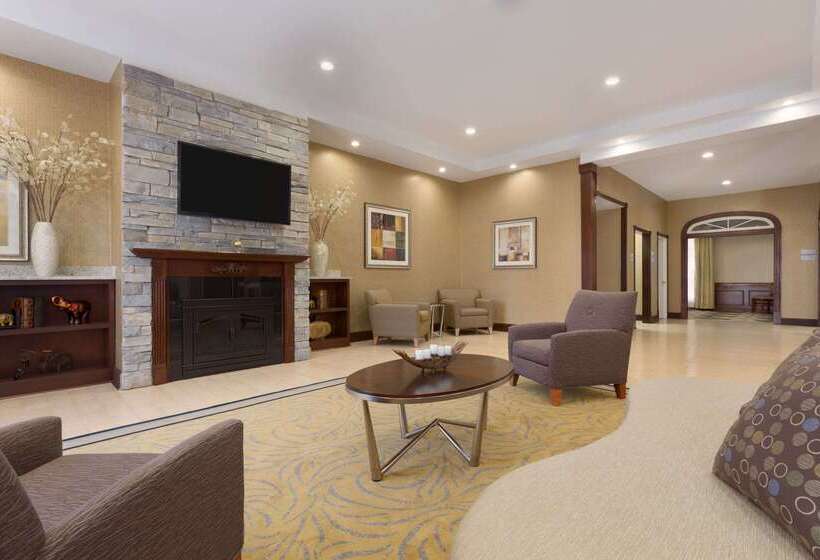 هتل Wyndham Garden Grand Rapids Airport