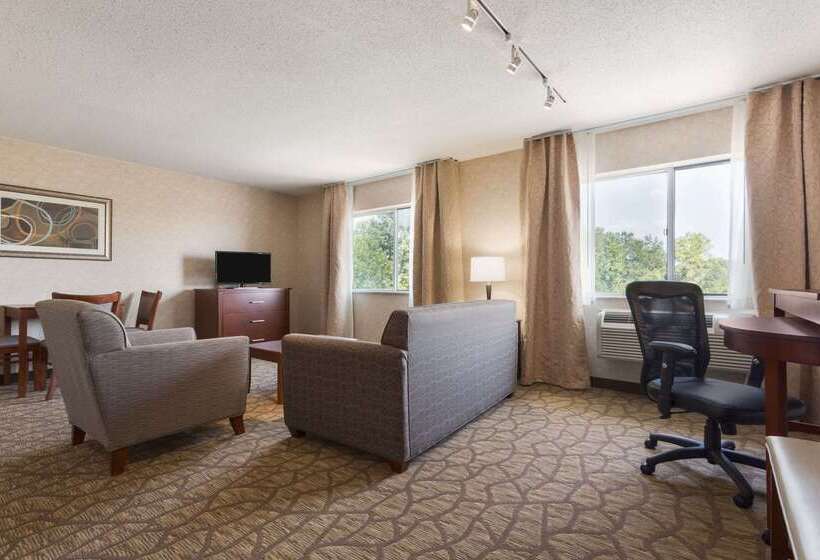 فندق Wyndham Garden Grand Rapids Airport