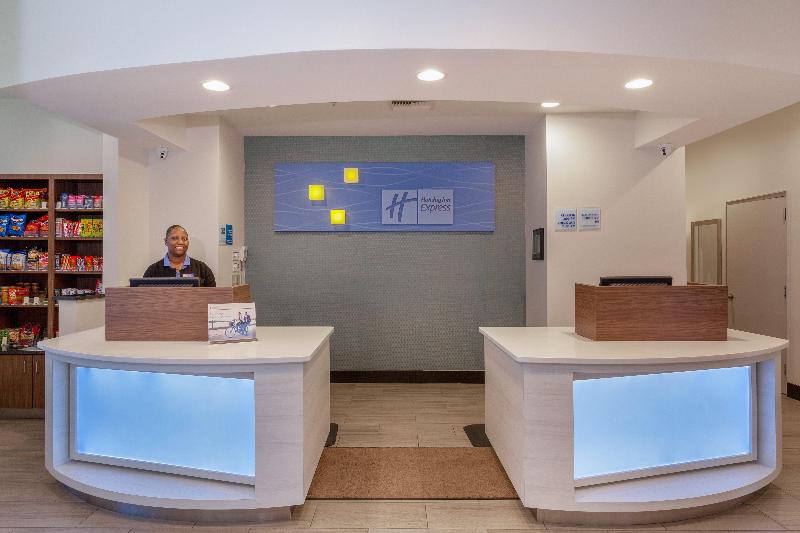 استراحتگاه Holiday Inn Express & Suites Oceanfront Daytona Beach Shores, An Ihg