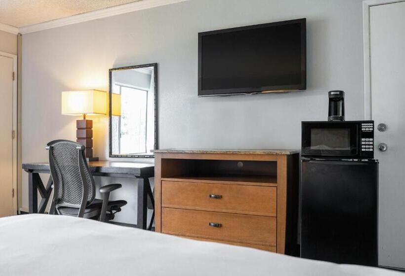 The Buena Park Hotel & Suites