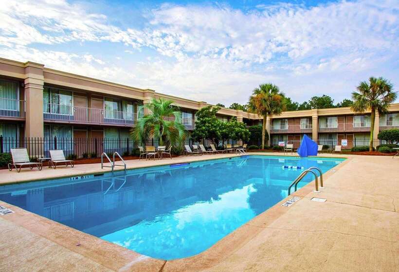 هتل Clarion Inn & Suites Dothan South