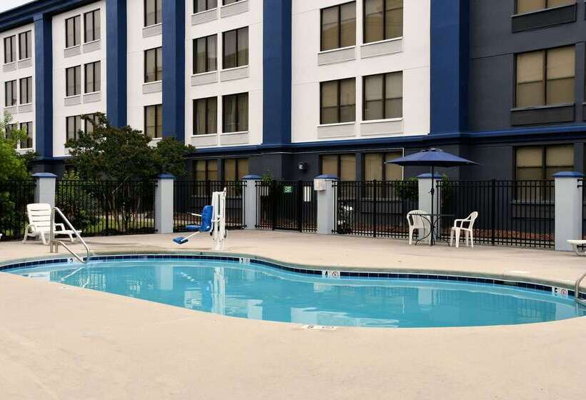 בית מלון כפרי Clarion Pointe Jacksonville Near Camp Lejeune