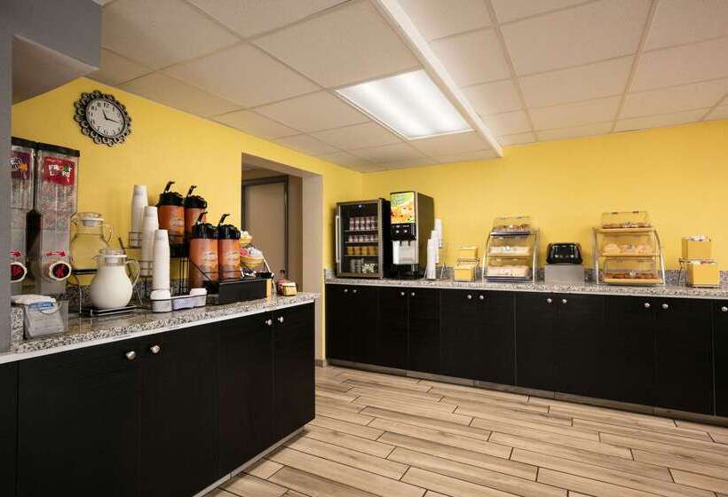 هتل Days Inn By Wyndham Clearwater/central