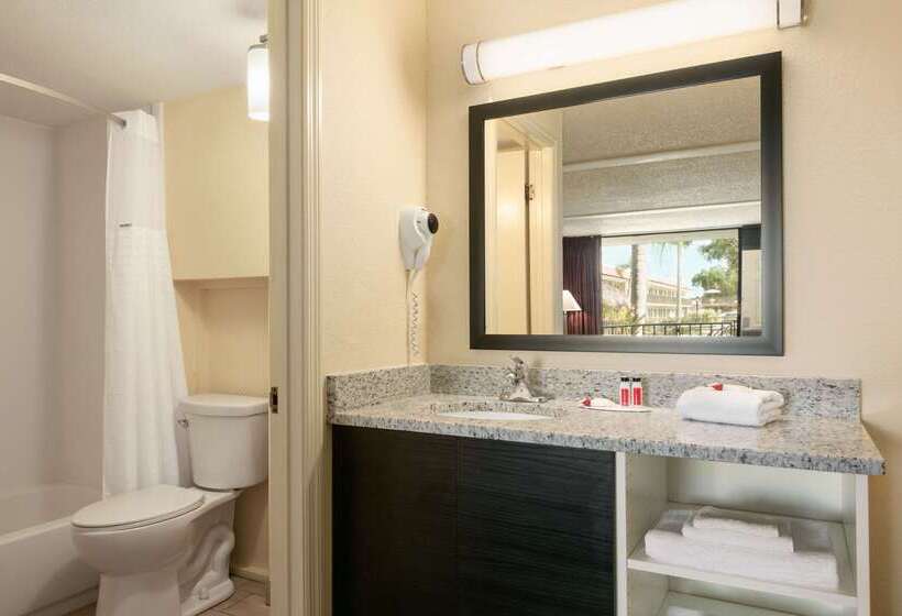 هتل Days Inn By Wyndham Clearwater/central