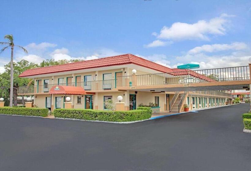 هتل Days Inn By Wyndham Clearwater/central