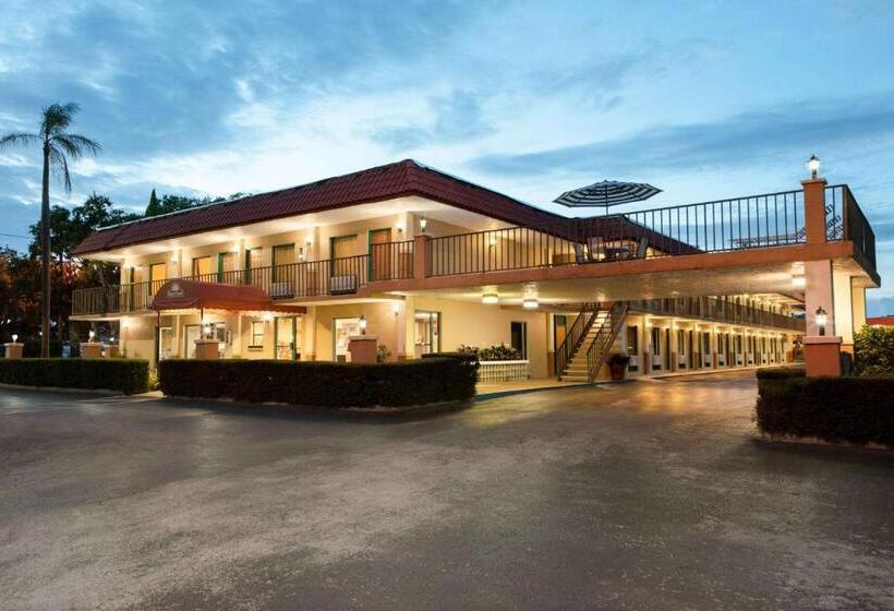 هتل Days Inn By Wyndham Clearwater/central