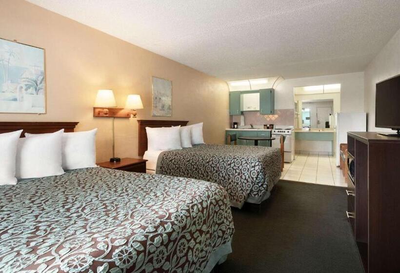 هتل Days Inn By Wyndham Clearwater/central