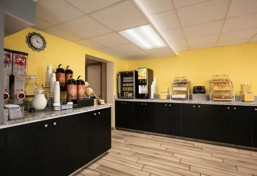 هتل Days Inn By Wyndham Clearwater/central