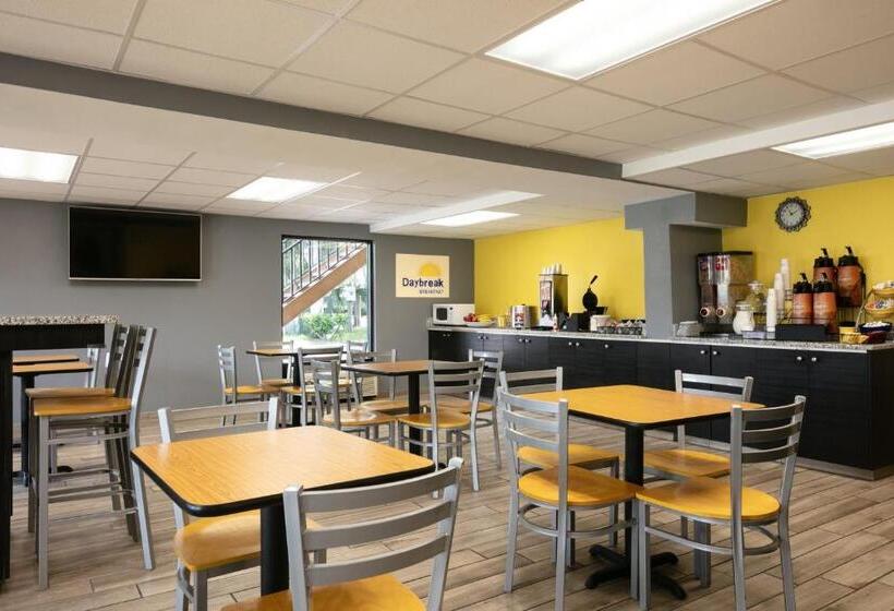 هتل Days Inn By Wyndham Clearwater/central