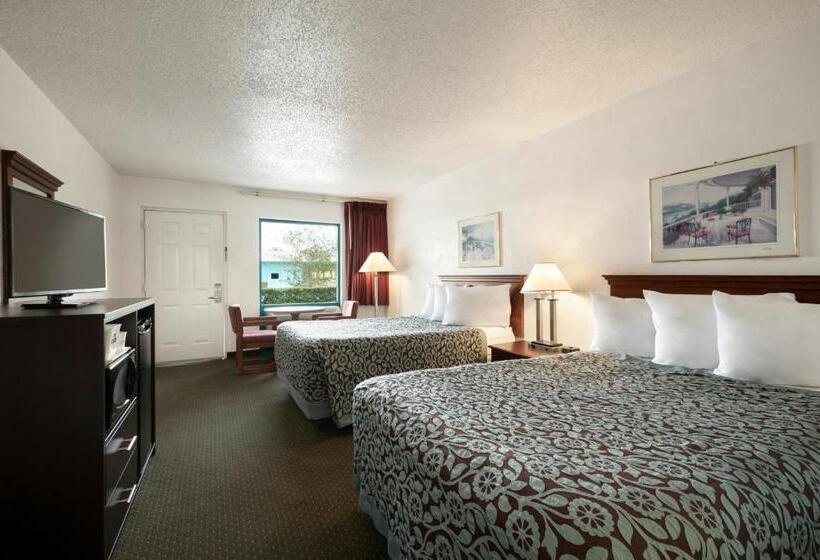 هتل Days Inn By Wyndham Clearwater/central