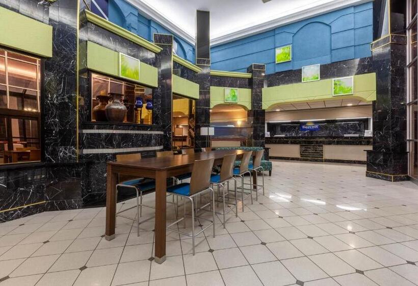 هتل Days Inn By Wyndham Sandusky Cedar Point