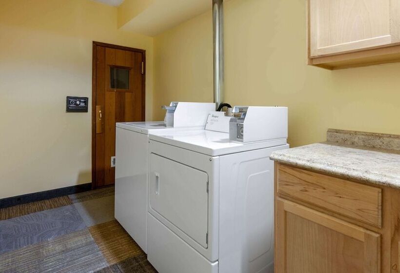 هتل Days Inn By Wyndham Sandusky Cedar Point