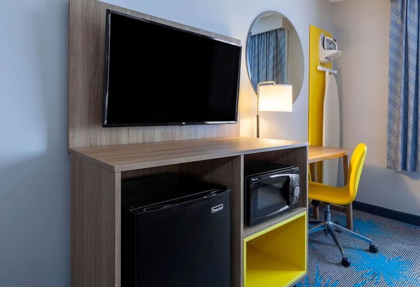 هتل Days Inn By Wyndham Sandusky Cedar Point