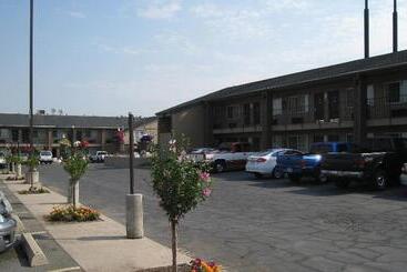 هتل Discovery Inn