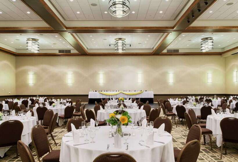 هتل Doubletree By Hilton Omaha Downtown