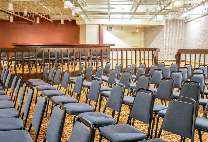 호텔 Norwood Inn & Suites North Conference Center