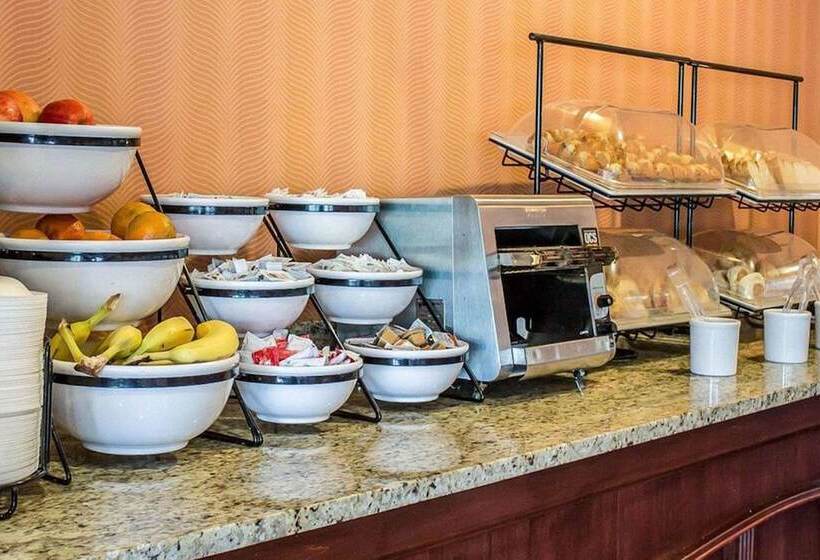 호텔 Norwood Inn & Suites North Conference Center