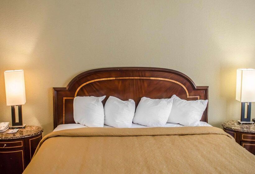 هتل Quality Inn & Suites Pensacola Bayview