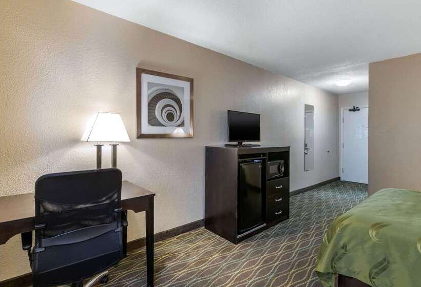هتل Quality Inn & Suites Des Moines   Merle Hay Road