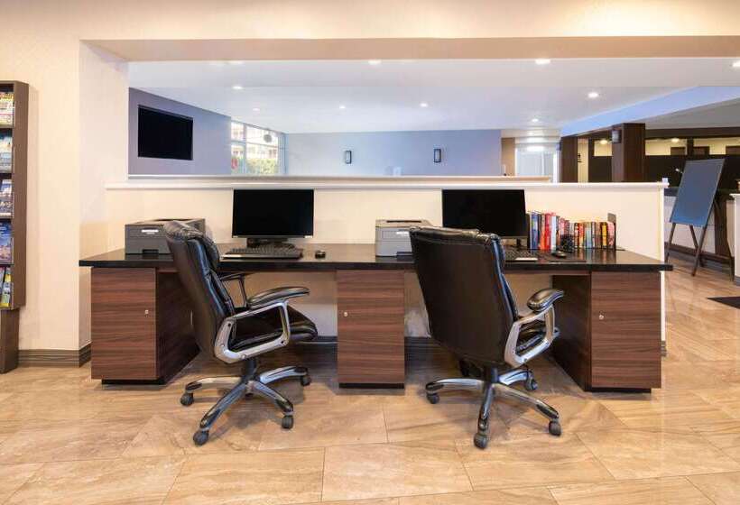 هتل Ramada By Wyndham Burbank Airport