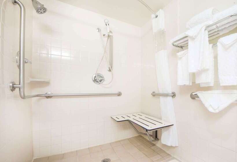 هتل Ramada By Wyndham Enid