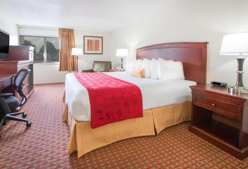 هتل Ramada By Wyndham Enid
