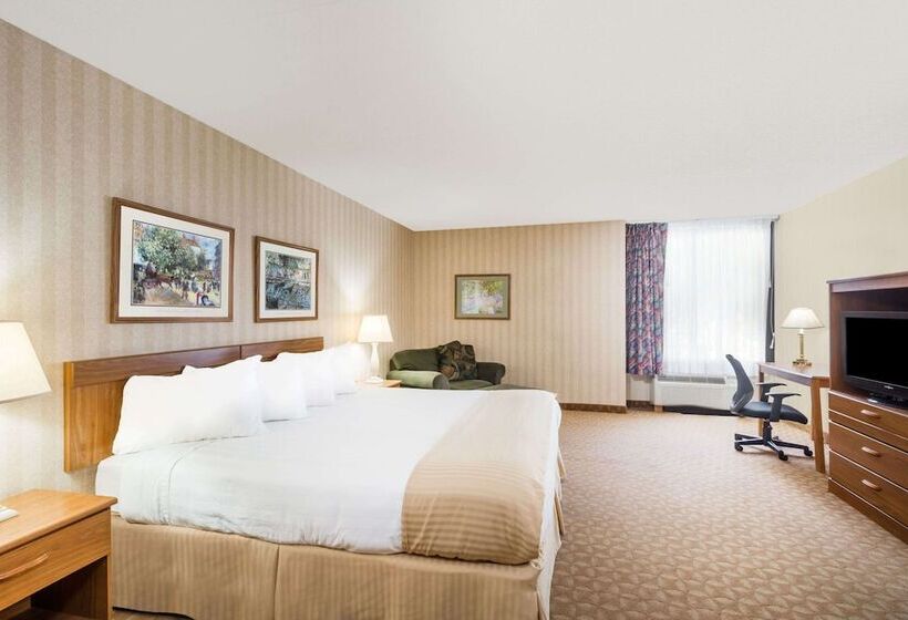 هتل Ramada By Wyndham Watertown Thousand