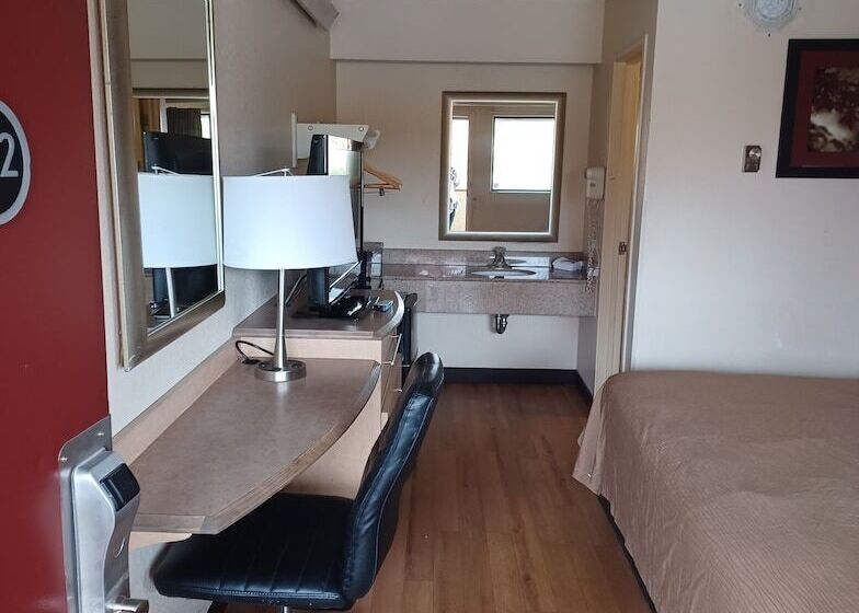 Отель Red Oak Inn Detroit Southfield