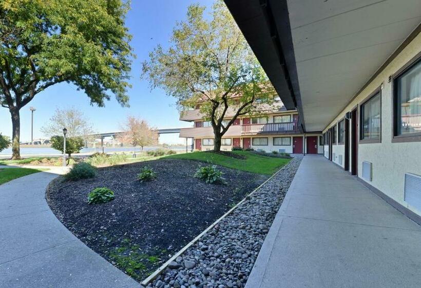 فندق Red Roof Inn Plus+ Secaucus   Meadowlands
