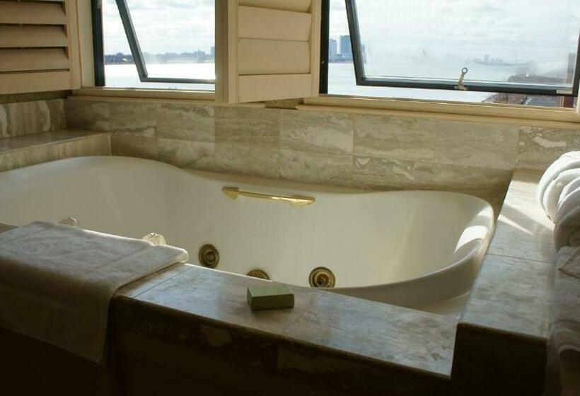 هتل Roberts Riverwalk Urban Resort