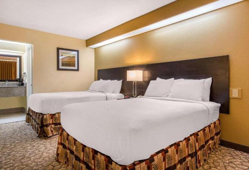فندق Ramada By Wyndham Santee I 95