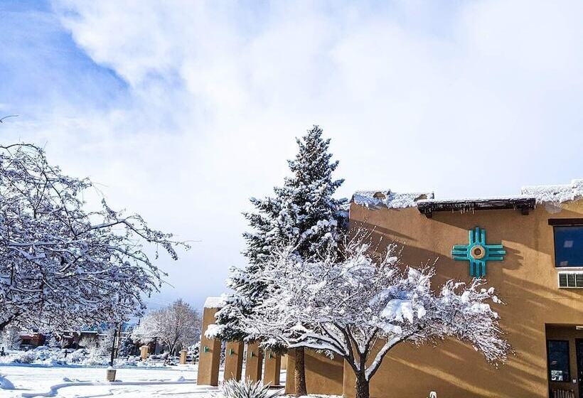 هتل Sagebrush Inn & Suites