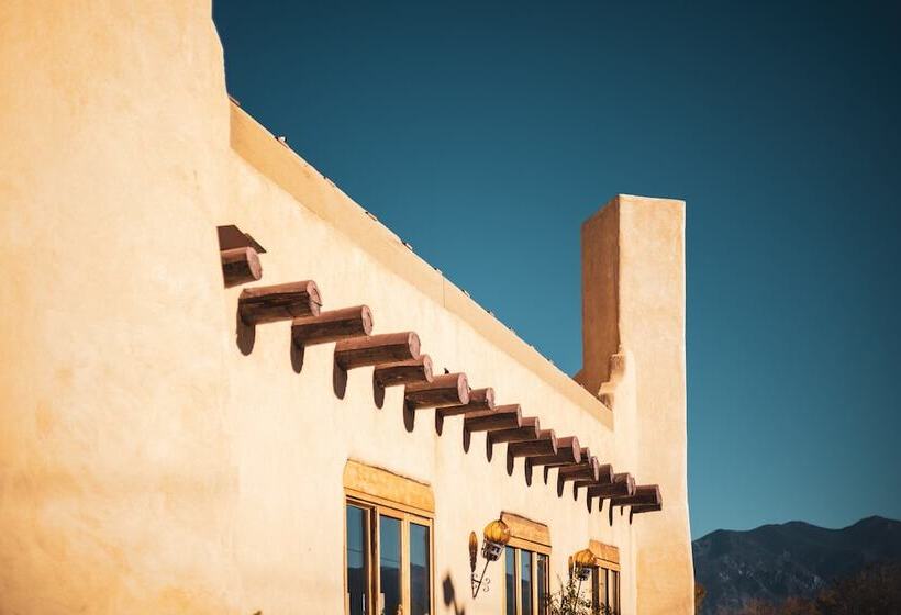 هتل Sagebrush Inn & Suites