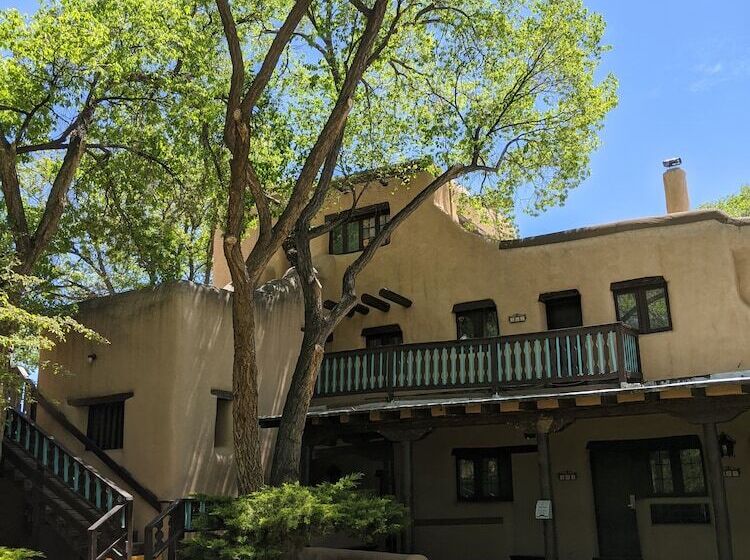 هتل Sagebrush Inn & Suites