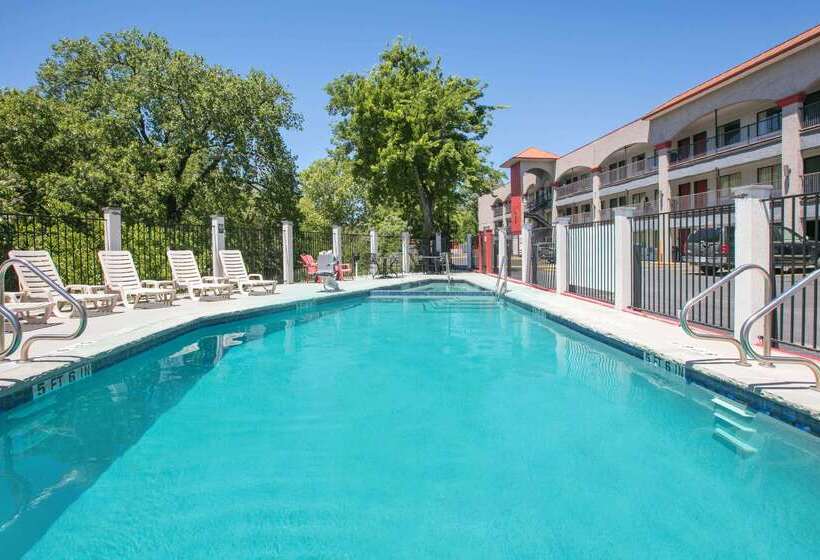 هتل Super 8 By Wyndham Austin University/downtown Area