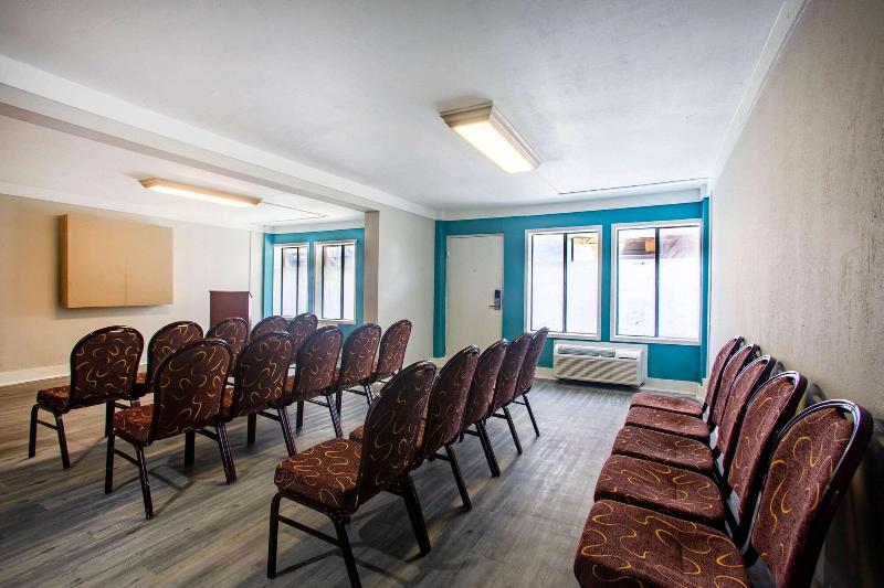 هتل Super 8 By Wyndham Mobile I65