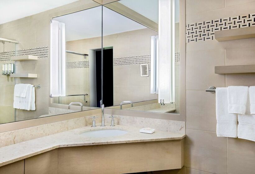 هتل The Royal Sonesta Boston