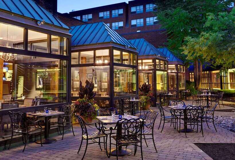 هتل The Saratoga Hilton