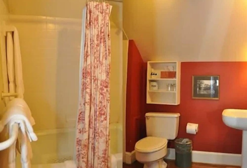 هتل 200 South Street Inn
