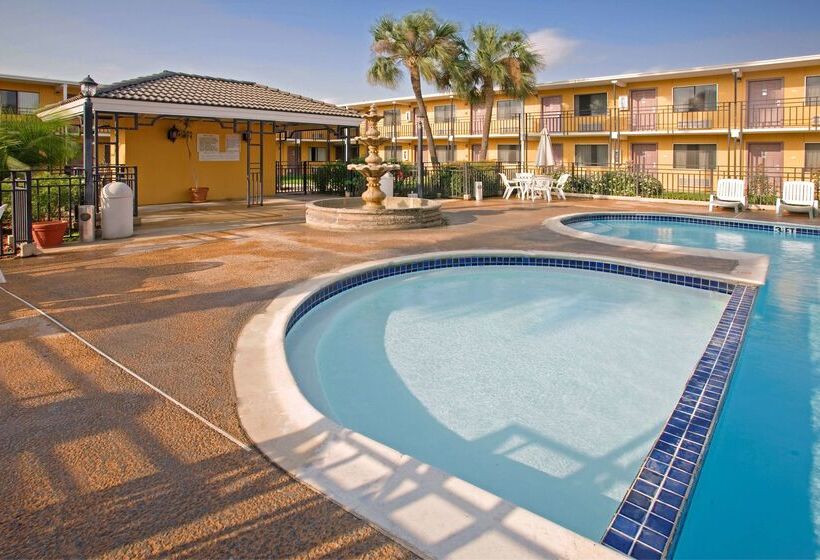 هتل Americas Best Value Inn Laredo