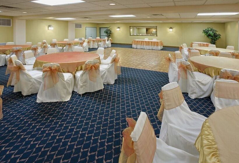 هتل Americas Best Value Inn Laredo