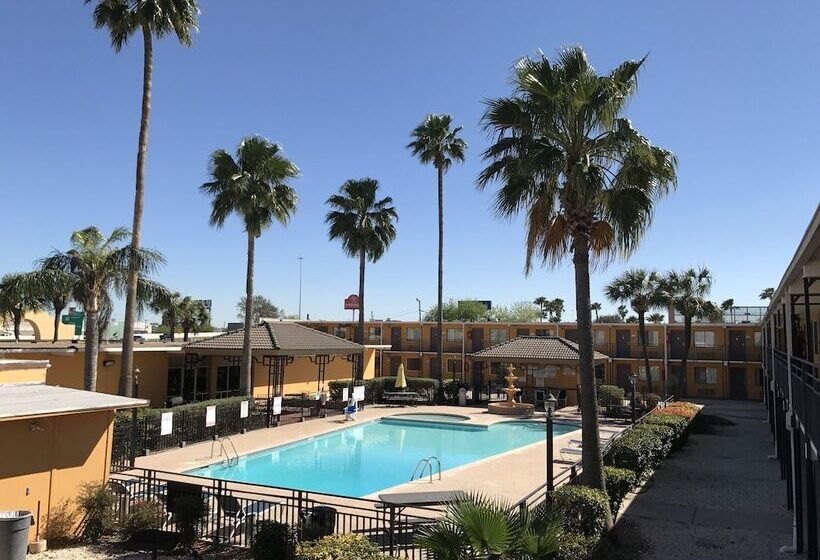 هتل Americas Best Value Inn Laredo