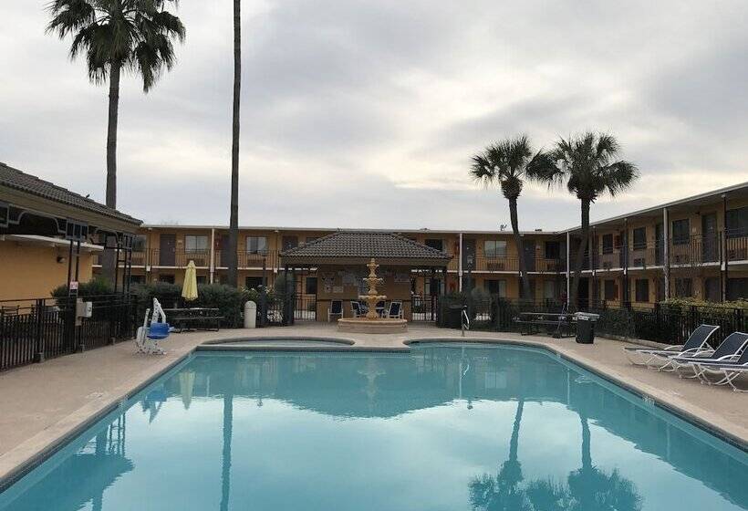 هتل Americas Best Value Inn Laredo