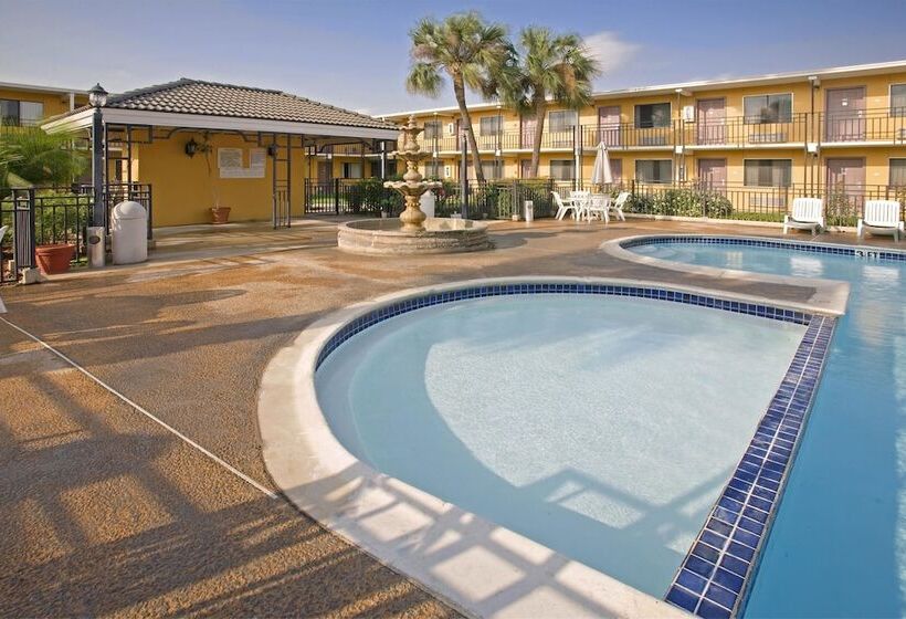 هتل Americas Best Value Inn Laredo