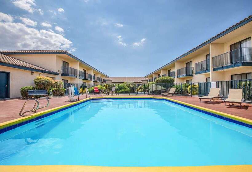 בית מלון כפרי Baymont By Wyndham Tehachapi